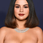 Potret Selena Gomez dengan ekspresi tenang,