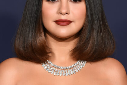 Potret Selena Gomez dengan ekspresi tenang,