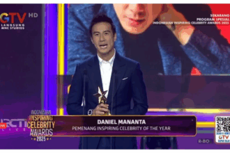 Daniel Mananta menerima penghargaan 2025.