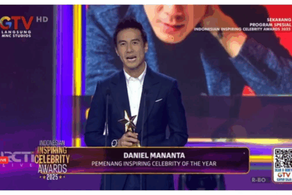Daniel Mananta menerima penghargaan 2025.