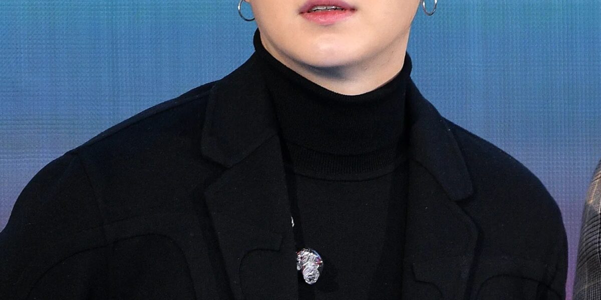 Suga BTS mengenakan setelan hitam saat tampil di depan publik.