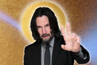 Keanu Reeves bergaya damai dengan aura karisma yang memancar.