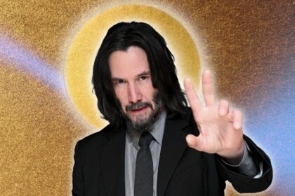Keanu Reeves bergaya damai dengan aura karisma yang memancar.