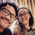 Tora Sudiro berpose bersama anaknya dengan senyum hangat