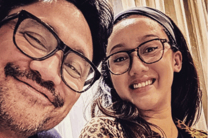 Tora Sudiro berpose bersama anaknya dengan senyum hangat