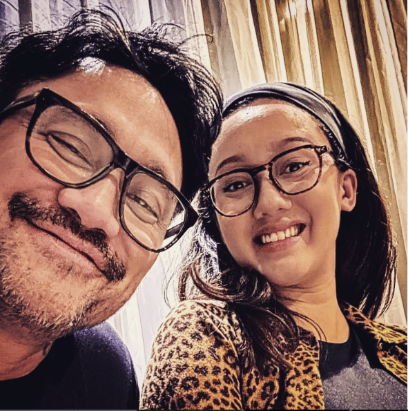Tora Sudiro berpose bersama anaknya dengan senyum hangat