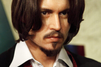 Patung lilin Johnny Depp dengan ekspresi serius dan rambut sedang.