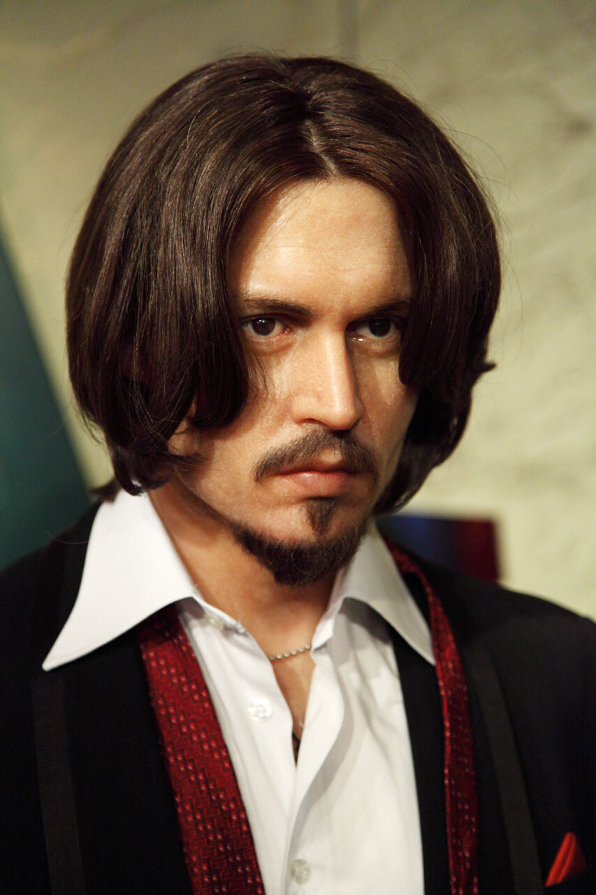 Patung lilin Johnny Depp dengan ekspresi serius dan rambut sedang.