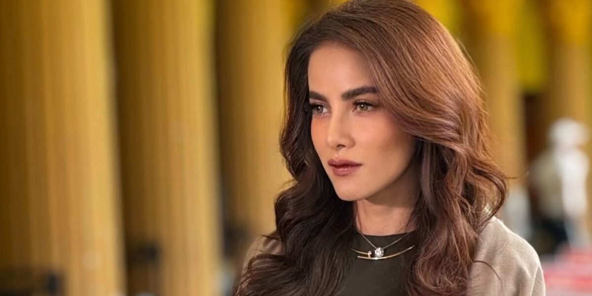 Olla Ramlan tampil tanpa hijab dengan ekspresi serius