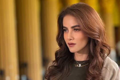 Olla Ramlan tampil tanpa hijab dengan ekspresi serius