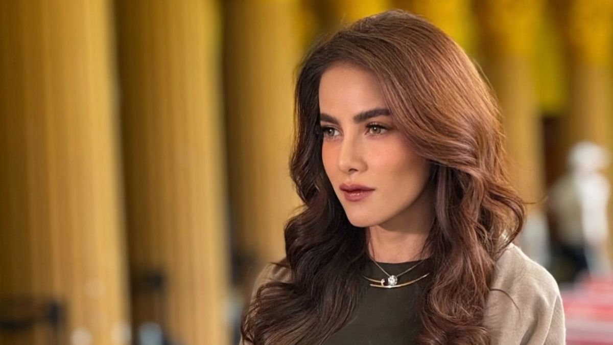 Olla Ramlan tampil tanpa hijab dengan ekspresi serius