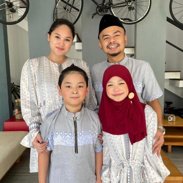 Wendi Cagur dan Ayu Natasha tersenyum bersama keluarga.