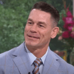 John Cena tersenyum saat wawancara TV.