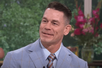 John Cena tersenyum saat wawancara TV.
