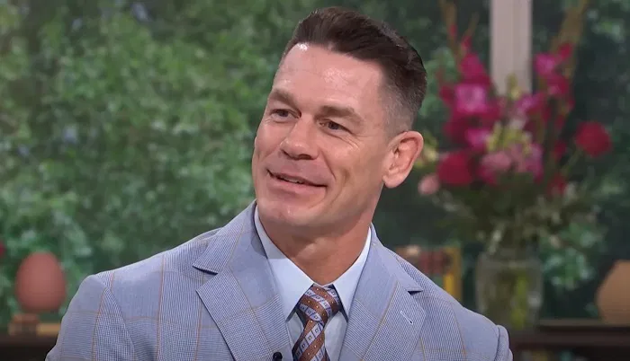 John Cena tersenyum saat wawancara TV.