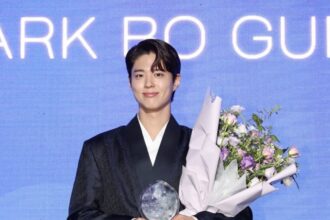 Park Bo-gum menerima penghargaan sebagai Duta Pariwisata Korea 2025