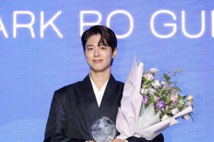Park Bo-gum menerima penghargaan sebagai Duta Pariwisata Korea 2025