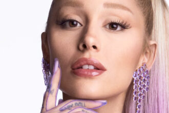 Ariana Grande dengan rambut ungu dan anting kristal besar