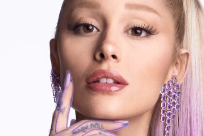 Ariana Grande dengan rambut ungu dan anting kristal besar