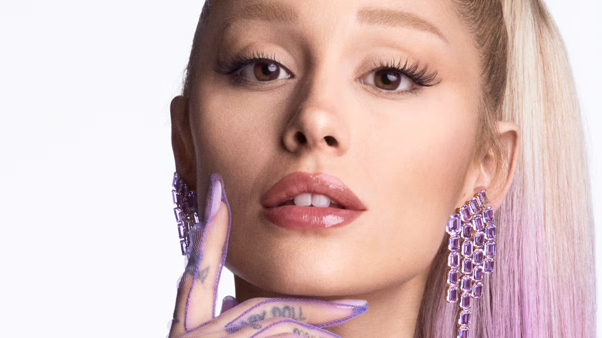 Ariana Grande dengan rambut ungu dan anting kristal besar