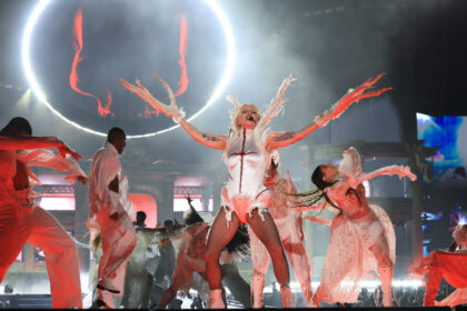 Lady Gaga tampil energik di konser Copacabana 2025.