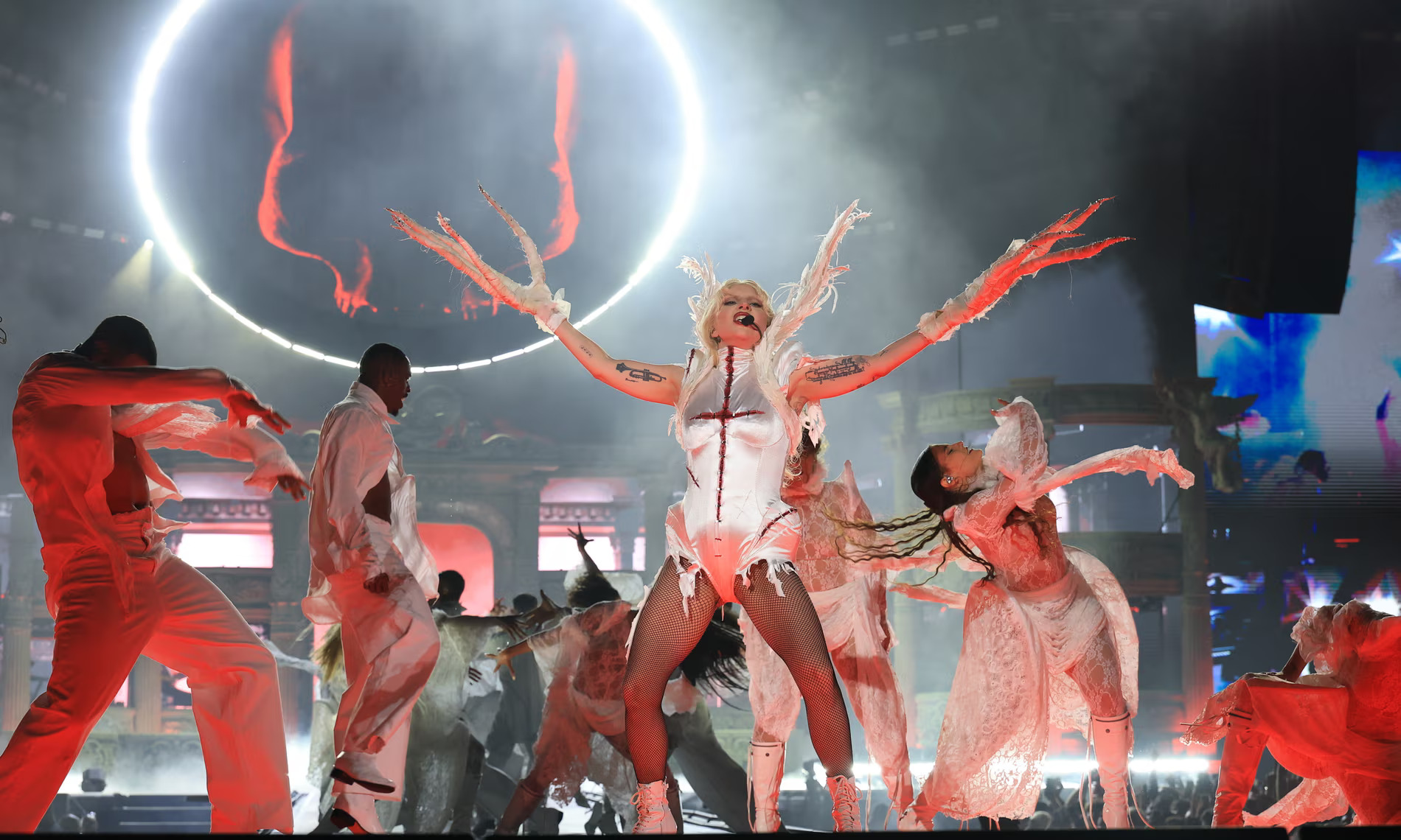 Lady Gaga tampil energik di konser Copacabana 2025.