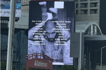 Billboard album Swag Justin Bieber di depan State Farm Arena