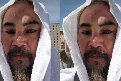 Limbad saat umrah di Arab Saudi mengenakan kain ihram.