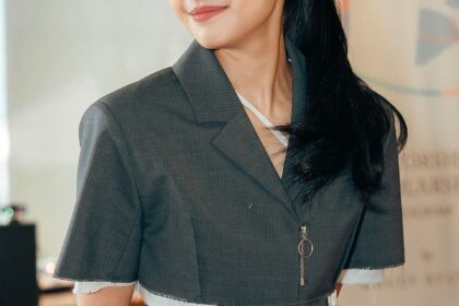 Maudy Ayunda mengenakan blazer abu-abu saat menghadiri acara publik.