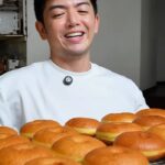Nicky Tirta tersenyum sambil memamerkan donat buatannya.