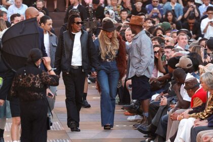 Beyoncé dan Jay-Z bergandengan tangan di runway Paris Fashion Week 2025