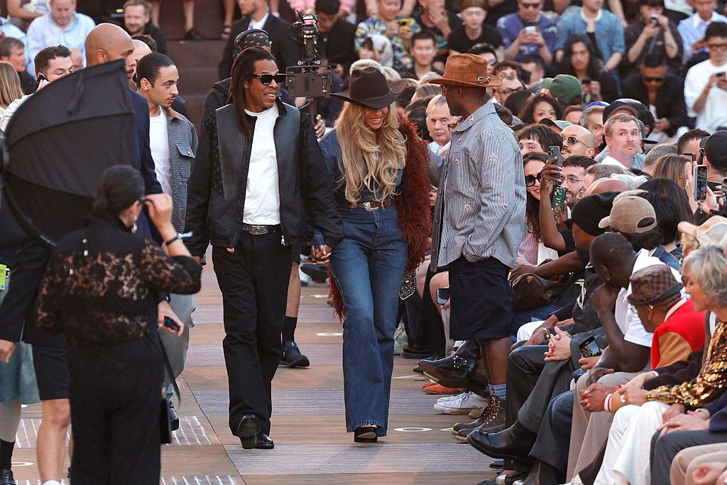 Beyoncé dan Jay-Z bergandengan tangan di runway Paris Fashion Week 2025
