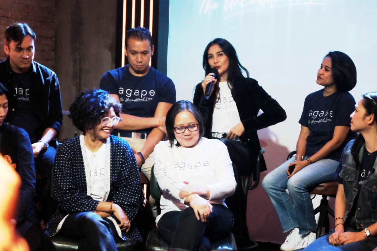 Maudy Koesnaedi bersama tim film Agape saat konferensi pers