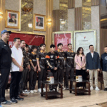 Raffi Ahmad dan tim Kagendra di konferensi pers eSports.