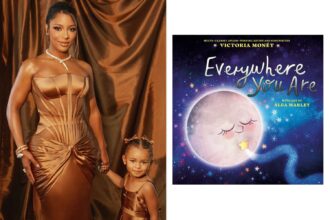 Victoria Monét dan putrinya Hazel berpose di samping cover buku Everywhere You Are.